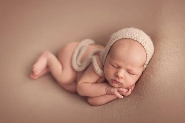 Mały Śpiący Noworodek Chłopiec — Zdjęcie stockowe