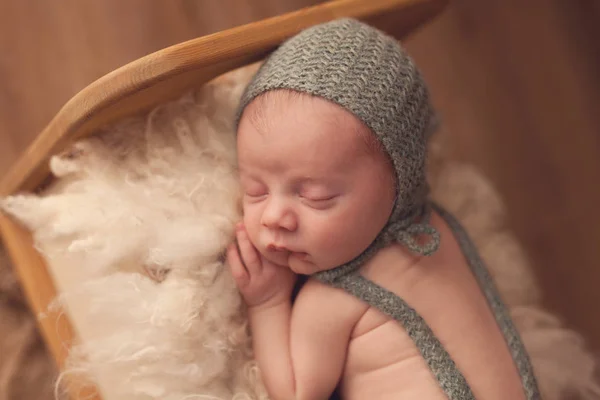 Bayi Laki Laki Yang Baru Lahir Tertidur — Stok Foto