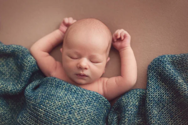 Liten Sovande Nyfödda Pojke — Stockfoto