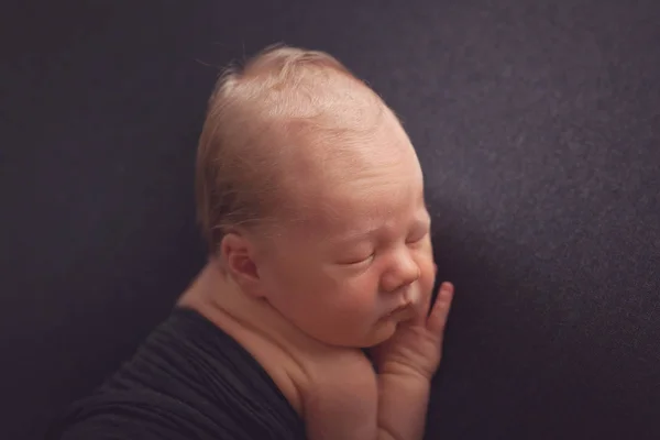 睡眠新生児男の子 — ストック写真