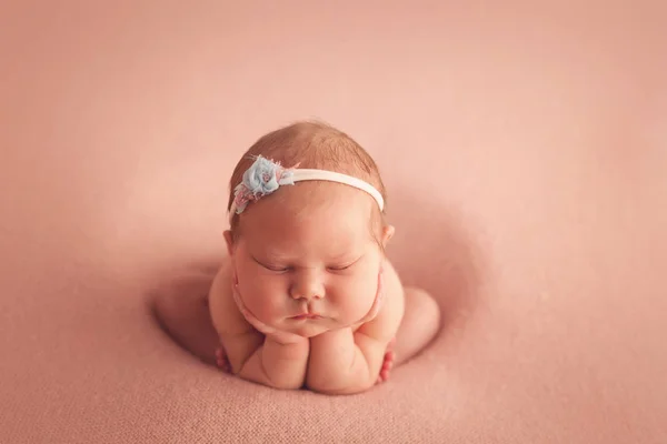 Nyfödda Barnet Sover Rosa Bakgrund — Stockfoto