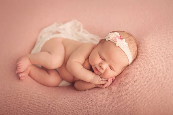 Bebé Recién Nacido Duerme Sobre Fondo Rosa —  Fotos de Stock