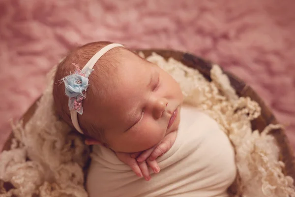 Nyfödda Barnet Sover Rosa Bakgrund — Stockfoto