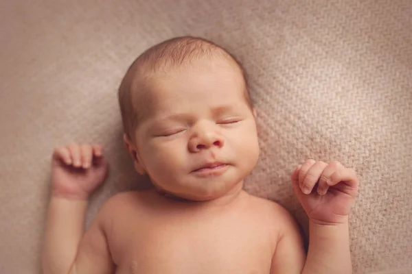 熟睡的新生儿男婴 — 图库照片