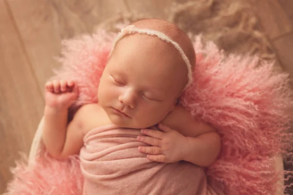 Новонароджена Дитина Спить Рожевому Фоні — стокове фото