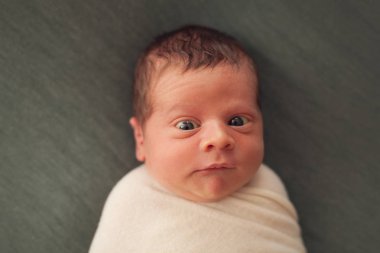 Sevimli yeni doğmuş erkek bebek