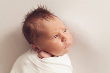 Sevimli yenidoğan 10 günlük kız bebek