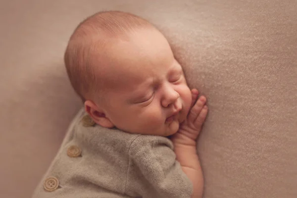 Спящий Новорожденный Мальчик Дневного Возраста — стоковое фото