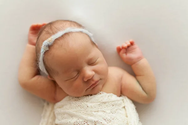 Slapen Pasgeboren Baby Meisje — Stockfoto
