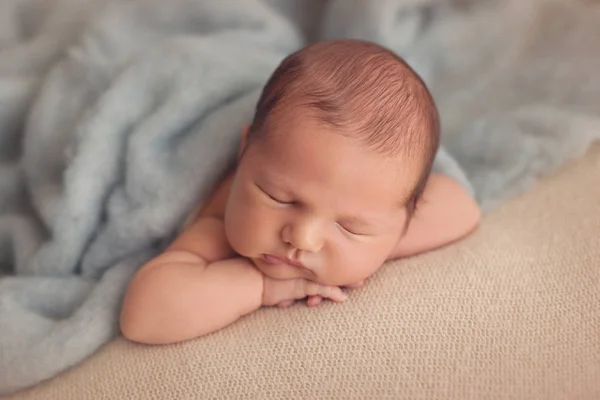 Slapende Pasgeboren Baby Jongen Dag Oud — Stockfoto