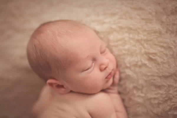 Bayi Laki Laki Yang Baru Lahir Sedang Tidur — Stok Foto