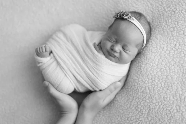 Спящая Новорожденная Дневная Девочка — стоковое фото