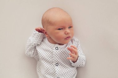 Uyuyan yenidoğan erkek bebek 10 günlük