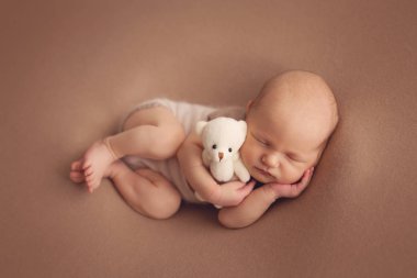 Uyuyan yenidoğan erkek bebek 10 günlük