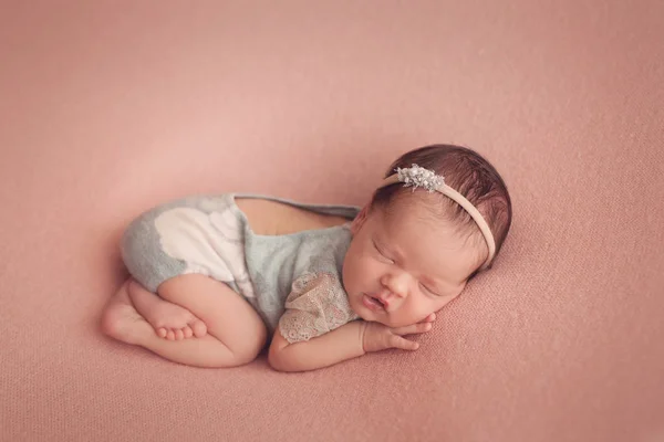 Pequeña Niña Recién Nacida Durmiendo —  Fotos de Stock