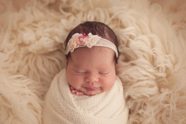 小熟睡的新生儿女婴 — 图库照片