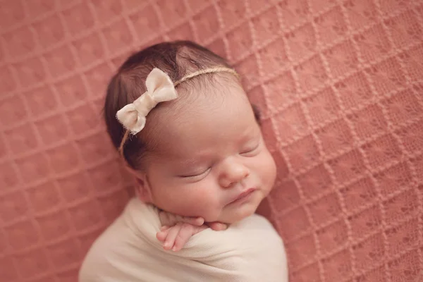 Weinig Slapende Pasgeboren Baby Meisje — Stockfoto
