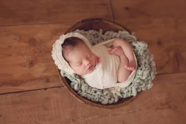 小さな睡眠新生児の女の子 — ストック写真