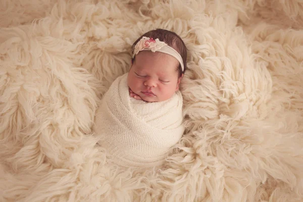 小さな眠っている新生児の女の子 — ストック写真