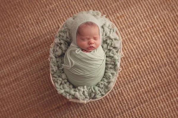 Weinig Slapende Pasgeboren Baby Meisje — Stockfoto