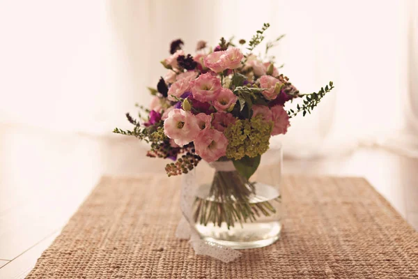 混合花の新鮮な色の完全な花束 — ストック写真