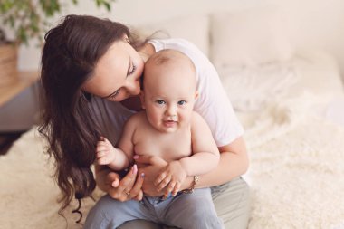 8 aylık oğlu ile genç anne