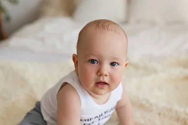 ベッドでかわいい幸せな7ヶ月の男の子 — ストック写真