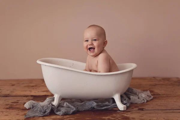 Симпатичный Счастливый Семимесячный Мальчик Ванне — стоковое фото