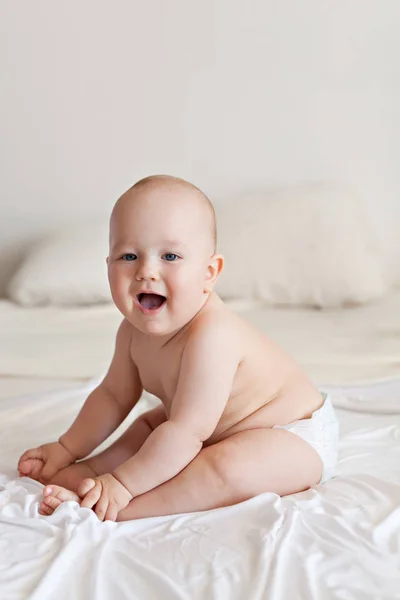 Lucu Bahagia Bulan Bayi Laki Laki Tempat Tidur — Stok Foto