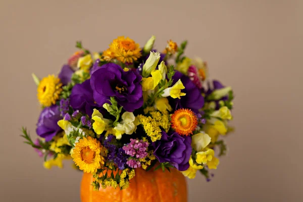 Ramo Floral Otoño Jarrón Calabaza Para Halloween —  Fotos de Stock