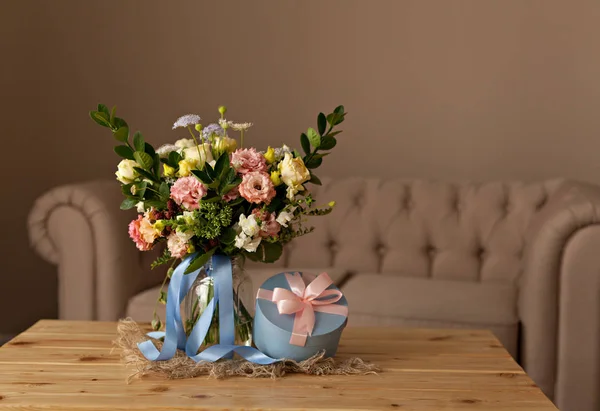 混合花の新鮮な色の完全な花束 — ストック写真