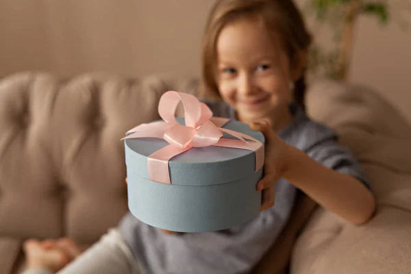 Meisje Holding Blauwe Geschenk Doos — Stockfoto