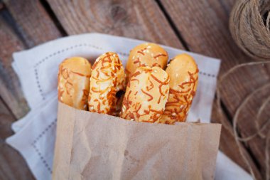 ahşap arka plan üzerinde peynir ekmek çubukları