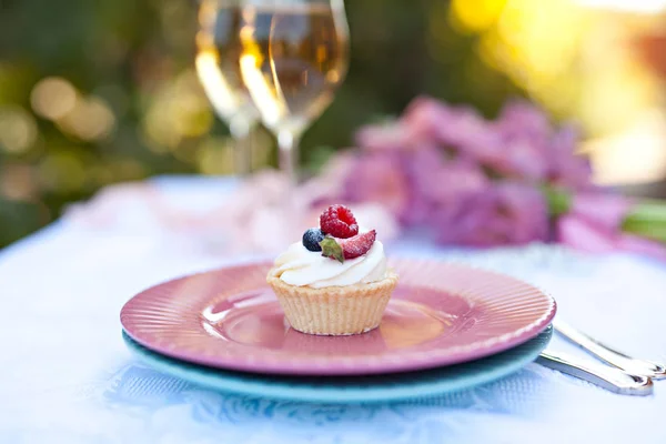 Söta Muffins Med Bär Utomhus Tallriken — Stockfoto