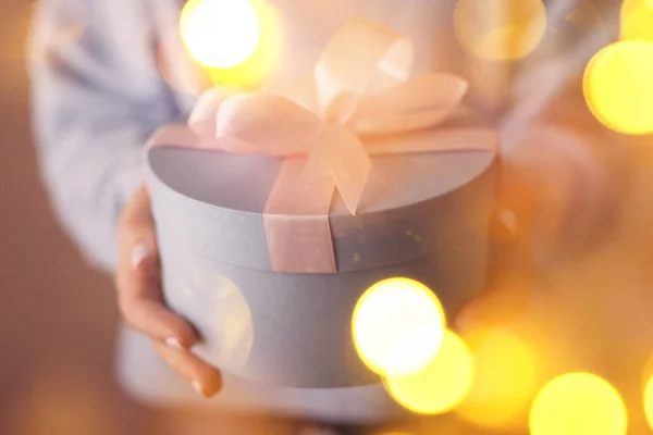 Beautiful round blue gift box with a pink bow — Stock Photo, Image