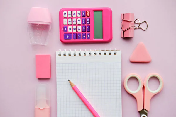 Material Escolar Femenino Rosa Cuadernos Bolígrafos Sobre Fondo Rosa Vista —  Fotos de Stock