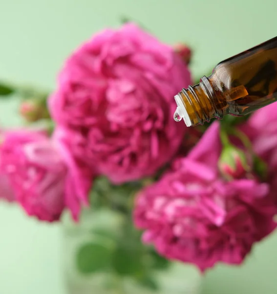 Macro Shot Van Een Fles Met Druppel Rozen Bloemen Achtergrond — Stockfoto