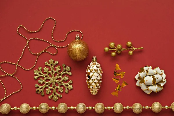 Neujahrs Oder Weihnachtsdekor Goldenen Farbtönen Auf Rotem Hintergrund Flache Lage — Stockfoto