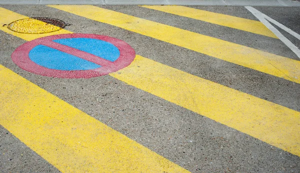 Señal de tráfico en una marca de carretera — Foto de Stock