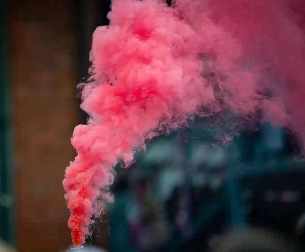 Kleurrijke roze rook van Smoke Bomb — Stockfoto