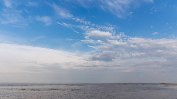 Mar Báltico, fondo de playa cielo azul — Foto de Stock