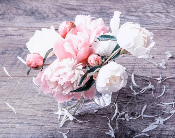 Yaprakları çiçek ve ahşap tahta üzerinde beyaz kurdele ile hassas beyaz pembe Şakayık. Ek yükü üstten görünüm, düz yatıyordu. Uzay kopyalayın. Doğum günü, anne, Sevgililer, kadın, düğün günü kavramı