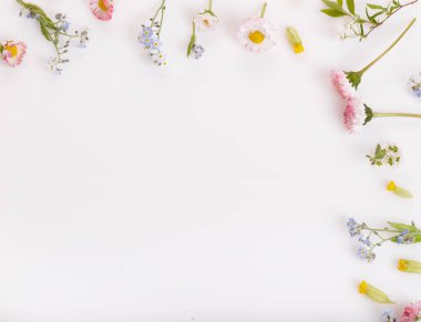 Beyaz arka plan üzerinde pembe çiçekli çerçeve.