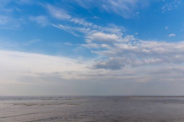Baltık Denizi, plaj arka plan mavi gökyüzü