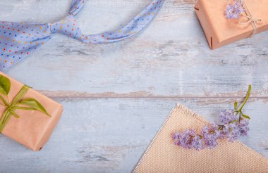 Hediye kutusu ile kırmızı kalp ve şerit, mavi kravat ve babalar günü kartı. Çizgili kravat mevcut kutusunun yakınında. Hediyeler dads için en iyi kalite. Mutlu babalar günü fikir, işaret, sembol. tatil arka plan