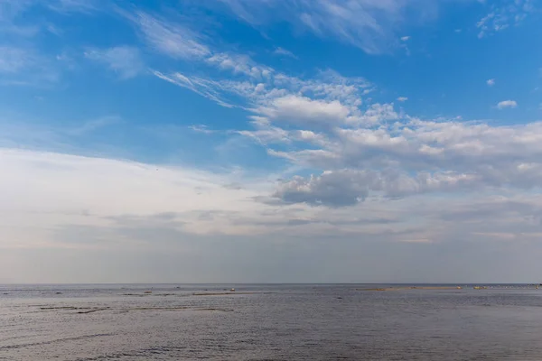 Βαλτική θάλασσα, παραλία φόντο μπλε ουρανό — Φωτογραφία Αρχείου