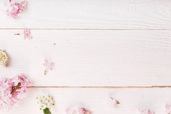 Feestelijke bloemcompositie op de witte achtergrond. Bovenaanzicht — Stockfoto