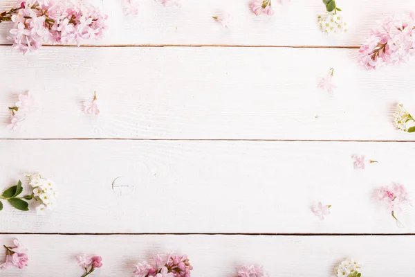 Composición floral festiva sobre el fondo blanco. Vista aérea — Foto de Stock