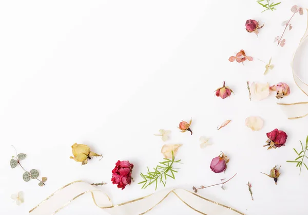 Composición floral festiva sobre fondo de madera blanca. Vista aérea — Foto de Stock