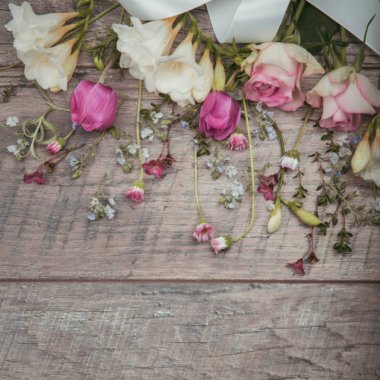 Renkli bahar çiçek kopya alanı ile yaratıcı desen yaptı. En az tarzı. Düz yatıyordu.